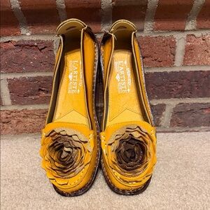 NWOT L'ARTISTE Women's Mustard Floral Leather Loafers